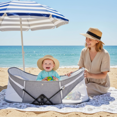 lit de voyage bébé joyeux à la plage avec maman