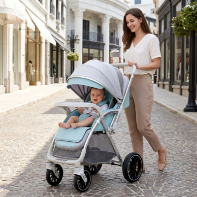 Poussette bébé ultra-compacte maman promenade village