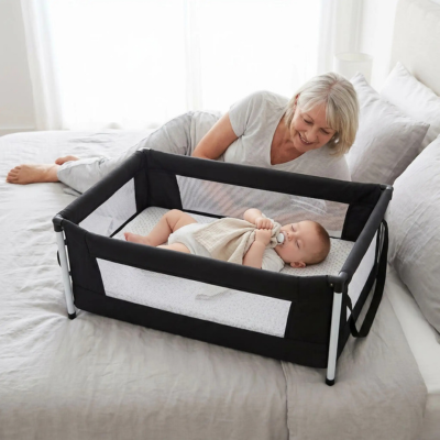 Couffin portable pliable et sécurisé grand-maman regarde bébé dodo couffin lit
