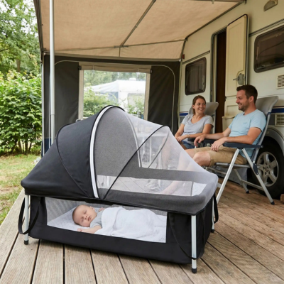 Couffin portable pliable et sécurisé papa maman discutent camping bébé dodo