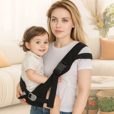 Écharpe de portage bébé physiologique garçon souriant