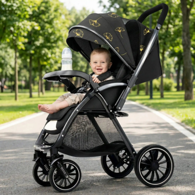 Poussette bébé confort compacte bébé souriant biberon lait