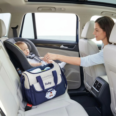 Sac à langer bandoulière organisation 5 pièces maman donne tétine bébé voiture