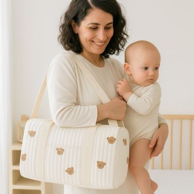 Sac à langer bébé matelassé maman souriante